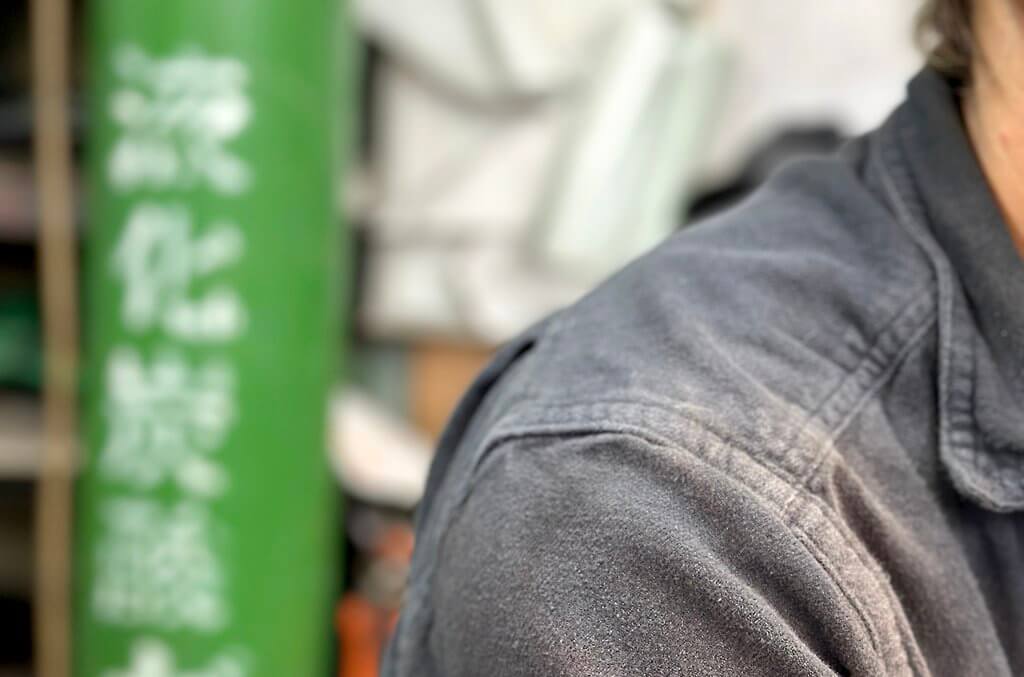 溶接用のガスボンベと作業着
