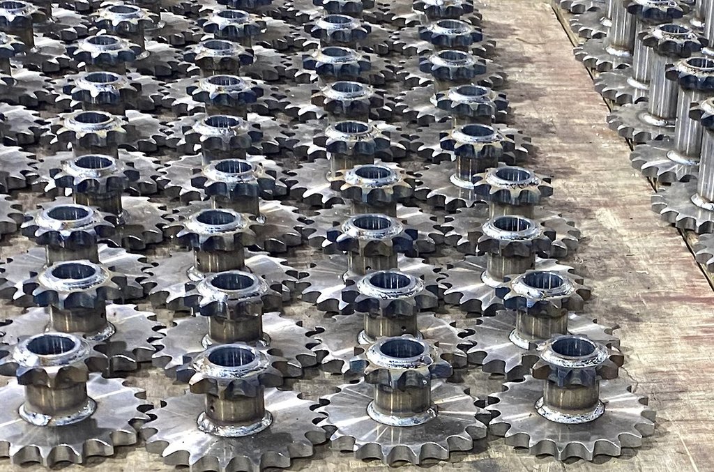 製作中の金属パーツが並んだ状態