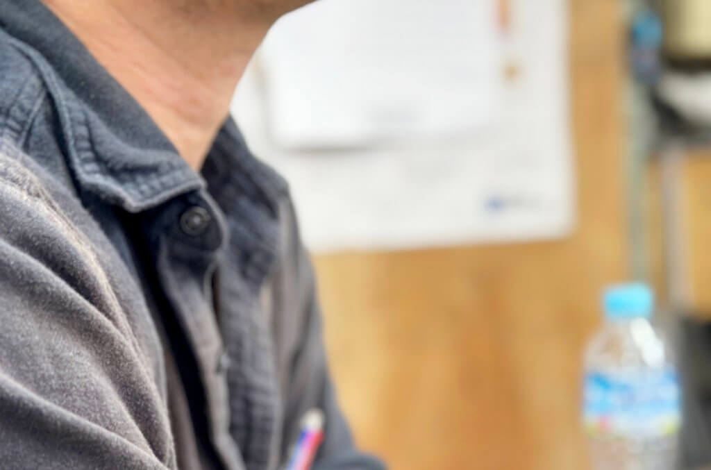 作業着姿のカイシ代表・寺内