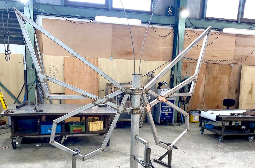 工場で製作した大型の金属オブジェ